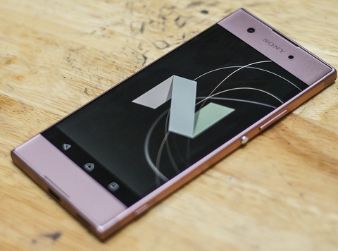Sony Xperia XA1 (5,99 triệu đồng). Máy được trang bị bộ vi xử lý MediaTek Helio P20 8 nhân 64 bit (4 nhân 2,3 GHz + 4 nhân 1,6 GHz), RAM 3 GB, bộ nhớ trong 32 GB, hỗ trợ microSDXC (lên tới 256 GB). Pin dung lượng 2300 mAh được đánh giá là điểm trừ của sản phẩm, tuy nhiên, bù lại, Sony dành cho thiết bị này tính năng sạc nhanh (MediaTek PumpExpress 2.0). Nhờ dùng chip mới với khả năng tiết kiệm pin hơn và công nghệ quản lý pin hiện đại của Sony giúp người dùng trải nghiệm ngày dài mà không lo hết pin giữa chừng. 