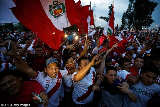 CĐV Peru tạo ra không khí cuồng nhiệt, rực lửa ngay tại thủ đô của Argentina