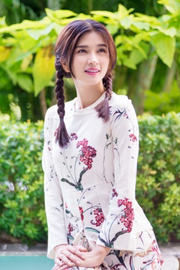 , Kim Tuyến xuất hiện trên màn ảnh với những vai diễn ấn tượng chứng tỏ được năng lực và sự an tâm khi một ai đó chọn cô vào vai diễn. Một mặt, hễ có chút thì giờ là Kim Tuyến lại về bên con. 