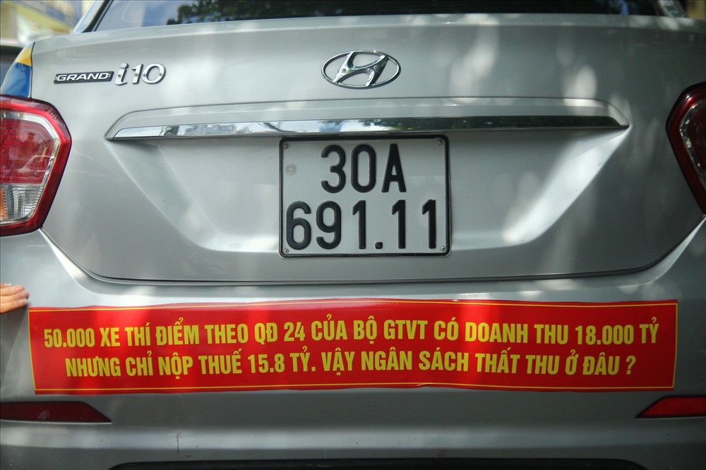 Taxi truyền thông có phạm luật khi treo băng rôn phản đối Grap, Uber?