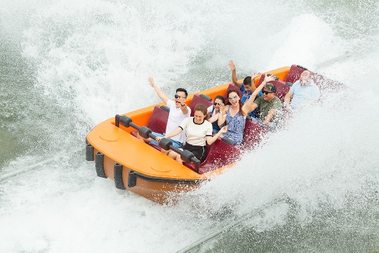 Các khách hàng Sun World hạnh phúc với giải thưởng tour du lịch quốc tế