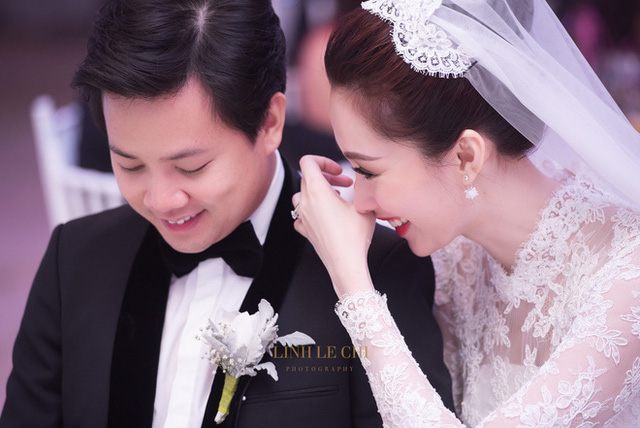 Đặng Thu Thảo liên tục khóc cười trong tiệc cưới vì những tình cảm mà chồng và gia đình chồng dành cho mình.