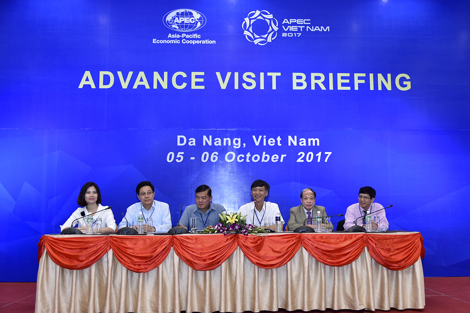 Lãnh đạo các cơ quan thường trực của các tiểu ban Lễ tân, Tuyên truyền và Văn hoá, An ninh và Y tế, Vật chất - Hậu cần và Ban thư ký Quốc gia APEC 2017 thuộc Ủy ban quốc gia APEC 2017 đã cập nhật thông tin tổng thể về chương trình, kịch bản hoạt động, các quy định về lễ tân, an ninh, tác nghiệp báo chí và các thông tin liên quan khác của Tuần lễ cấp cao.