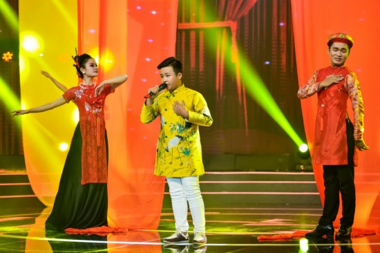 Tại đây, Gia Nguyên cống hiến hết mình cho nghệ thuật qua những màn trình diễn vô cùng dễ thương với nhiều vai diễn khác nhau từ bi, hài, cải lương cho đến ảo thuật. 