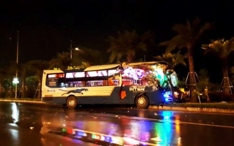 Xe khách đâm xe tải kinh hoàng tại Nội Bài