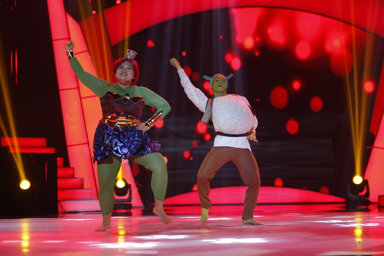 Tuần này, Thục Ân tiếp tục thiêu đốt sàn diễn với hình tượng chằn tinh Shrek. Dù bất ngờ bị đổi huấn luyện viên nhưng Thục Ân vẫn ghi điểm khi kết hợp nhuần nhuyễn cùng Hữu Phước. 