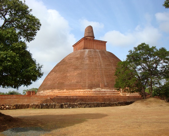 Thành Xá Vệ (Sahet-Mahet), thủ đô của Vương quốc cổ Kosala, một trong những trung tâm Phật Giáo. Sauk hi đến đây, du khách hãy tiếp tục tham quan Jetvana Vihar, Bảo Tháp và Động tu của Tôn Giả Vô Não, nơi được đức phật ưu ái cho 24 mùa mưa. 