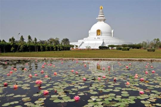 Đây là công viên Lumbini (Lâm Tỳ Ni) - nơi đức Phật được sinh ra. Tham quan Trụ đá Vua A-dục được xây dựng vào năm 259 TCN bởi Vua Ashok, đền thờ và hồ lịch sử nơi thánh mẫu Maya đã tắm sau khi hạ sinh thái tử, ngồi thiền quán dưới cội bồ-đề bên cạnh hồ. Du khách sẽ có những trải nghiệm đặc biệt khi thăm quan nơi này.
