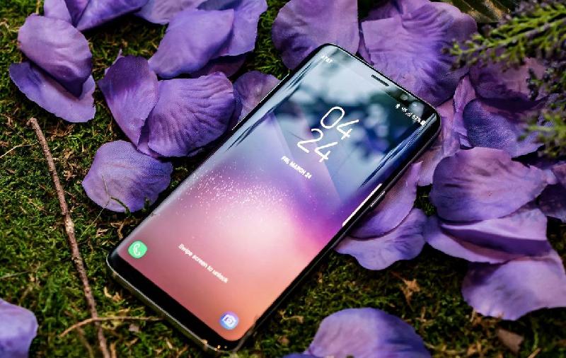 Samsung Galaxy S8 (giá khoảng 17 triệu đồng): Ổn, đẹp và mạnh mẽ… là những từ ngắn gọi khi người dùng nhận xét về Samsung Galaxy S8. Không những thế, smartphone cao cấp này còn bao gồm thiết kế chống nước toàn màn hình, sạc không dây, bộ nhớ microSD mở rộng và một camera phía sau cải tiến với tính năng ổn định hình ảnh quang học cùng với khả năng nâng hiệu suất trong điều kiện ánh sáng yếu khá tốt. Smartphone này  vẫn duy trì khe cắm tai nghe để phục vụ nhu cầu của người dùng.