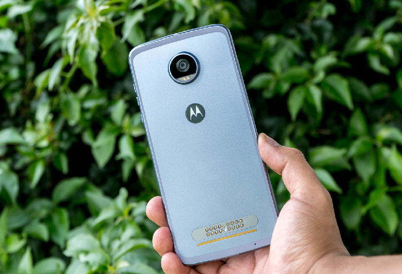 Moto Z2 Play (giá khoảng 11,5 triệu đồng): Với ngân sách khiêm tốn và cũng không thích các smartphone của Samsung, bạn hãy thử trải nghiệm Moto Z2 Play với tuổi thọ pin tuyệt vời. Nếu ai đó nói việc loại bỏ jack cắm tai nghe 3,5 mm sẽ khiến màn hình của smartphone lớn hơn thì sẽ không đúng với  trường  hợp của Moto Z2, vì smartphone này sở hữu màn hình lớn nhưng jack cắm tai nghe vẫn còn. Thêm vào đó, giống như chiếc Moto Z2 thông thường, bạn có thể thiết lập camera 360 độ hoặc pin lớn hơn trên Z2 Play.