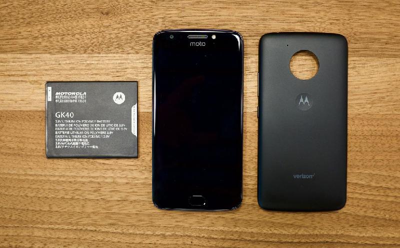 Moto E4 (giá 2,9 triệu đồng): Nếu chỉ cần một smartphone phục vụ các nhu cầu thiết yếu như nghe goi, lướt web, kiểm tra email và quan trọng là vẫn còn jack cắm tai nghe thì không nên bỏ qua Moto E4. Với giá bán khá rẻ, người dùng không thể có nhưng đòi hỏi cao về hiệu suất cũng như dung lượng pin của Moto E4.