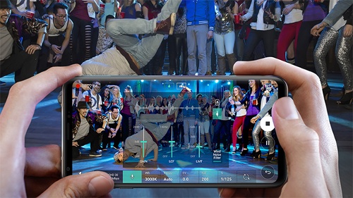 LG V30 (giá khoảng 18,4 triệu đồng): Được xem là đối thủ nặng ký nặng ký của  Samsung Galaxy Note 8 trong phân khúc cao cấp. Mặc dù cả hai thiết bị cùng hiệu năng mạnh mẽ, hệ thống camera kép tiên tiến, màn hình sắc nét … Nhưng LG V30 vẫn có những “vũ khí” riêng để chống lại đối thủ của mình như Hỗ trợ Hi-Fi quad DAC/MQA, được thiết kế đặc biệt để nâng cao chất lượng âm thanh tai nghe có dây, cộng với thiết kế trang nhã và màn hình AMOLED tuyệt đẹp