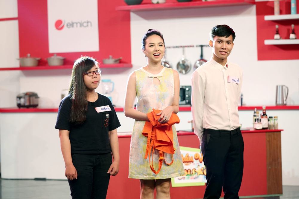 Chị cũng cho biết, mình học được ở đạo diễn Victor Vũ tính kỷ luật trong công việc. Anh luôn là người đến công ty sớm nhất và luôn là người cuối cùng rời khỏi bàn làm việc. 