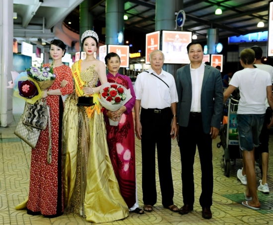 Á hậu Ngọc Quỳnh về nước trong sự chào đón nồng nhiệt của gia đình, bạn bè.