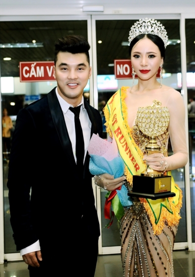 Nam ca sĩ Ưng Hoàng Phúc cũng ra tận sân bay chào đón và tặng hoa đến Á hậu Ngọc Quỳnh. 