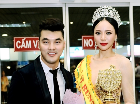 Ưng Hoàng Phúc ra tận sân bay đón Á hậu Ngọc Quỳnh