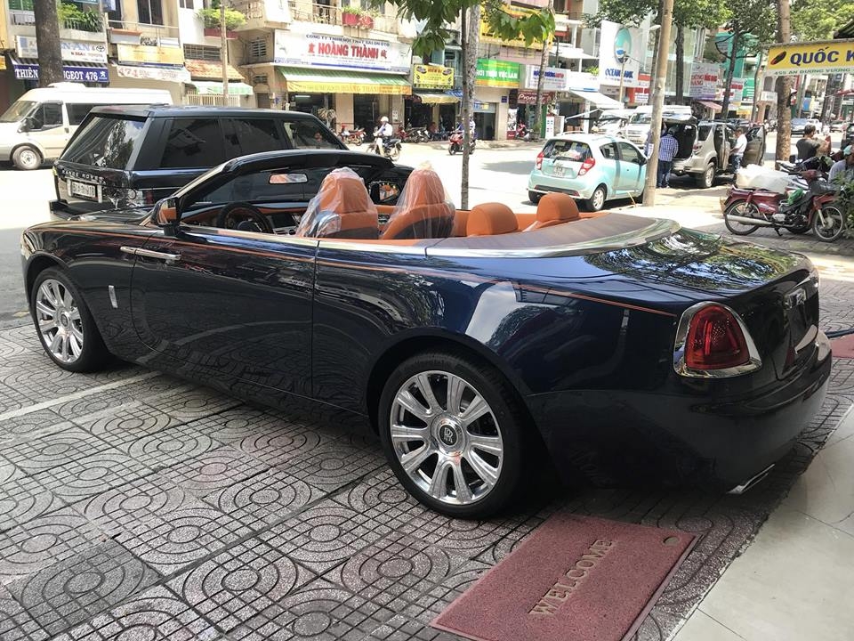 Rolls-Royce Dawn độc nhất Việt Nam có màu sơn ngoại thất xanh đen độc đáo với đường Coachline kép.