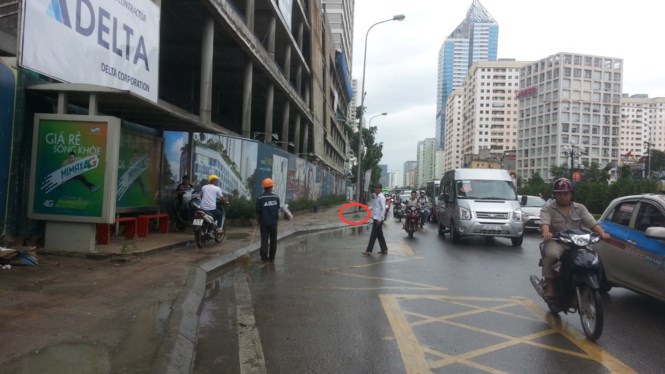 Hú vía vì thanh sắt từ chung cư rơi xuống