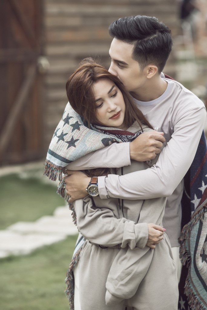 Sau khi công khai mối quan hệ của mình, cặp đôi này liên tục xuất hiện cùng nhau và luôn gìn giữ hình ảnh ngọt ngào, nồng nàn.