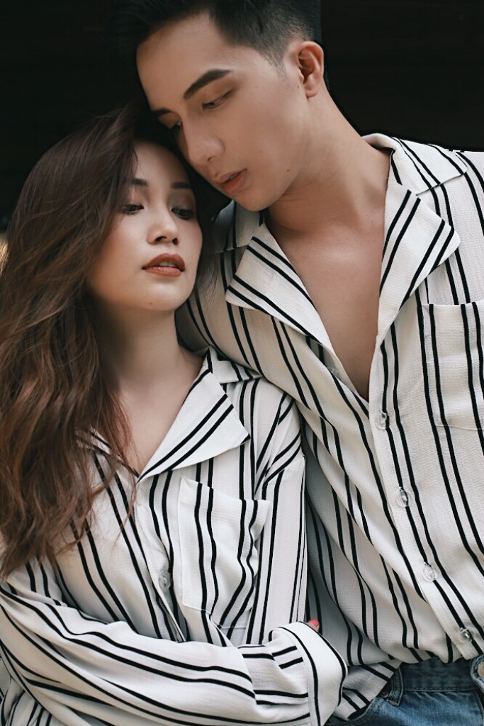 Trong khi đó, Sĩ Thanh vừa thể hiện nét lạnh lùng, quyến rũ nhưng cũng không giấu được vẻ hạnh phúc.