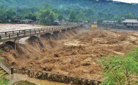 Yên Bái: Sập cầu Thia, ít nhất 4 người bị lũ cuốn khi đang di chuyển trên cầu