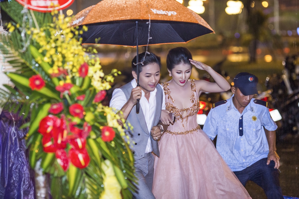 Cả hai chuyện trò khá thân thiết, càng làm dấy lên tin đồn nam diễn viên ca sĩ điển trai đang hẹn hò cô nàng Á hậu xinh đẹp.