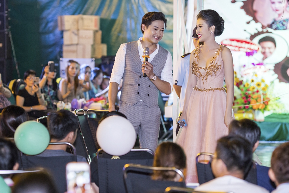 thời gian gần đây thường thấy trên trang cá nhân của cả 2 thường đăng những bức ảnh tình tứ với nhau và những status ẩn ý công khai về nhau.