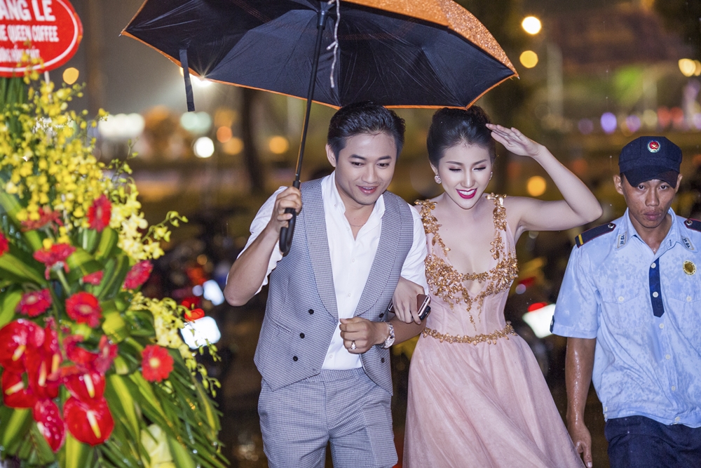 Quý Bình đội mưa đến chúc mừng Á hậu Bảo Như lên chức