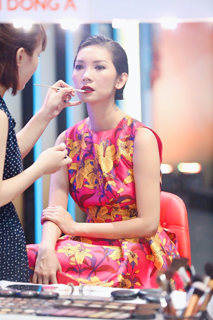 Nữ siêu mẫu đã thú nhận phải trốn và không dám xem khi đối diện với chính cuộc đời mình trên sóng truyền hình. 