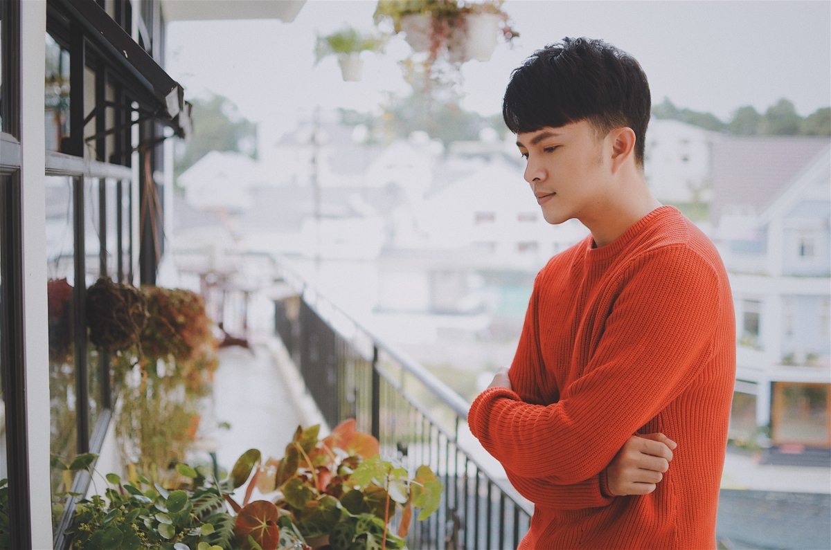 Nam Cường sợ vợ ghen vì ôm bạn diễn trong MV mới