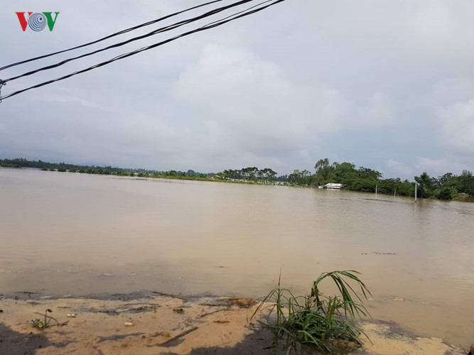Giao thông đường bộ gần như bị tê liệt.