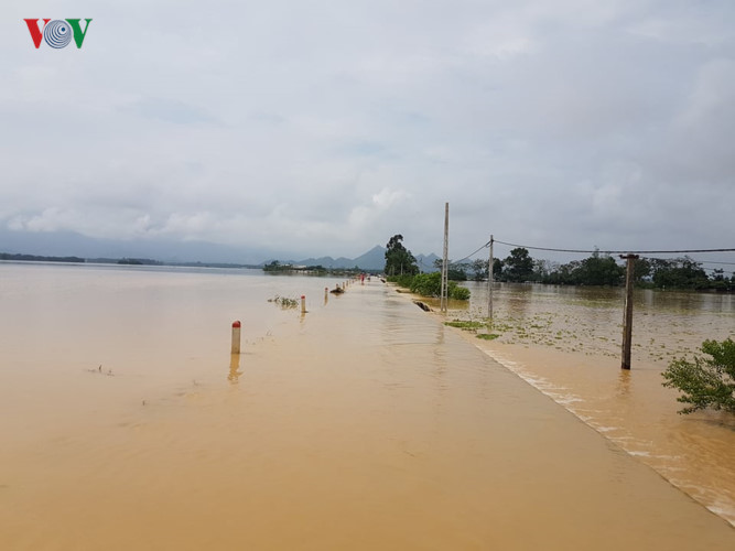 Không phân biệt được đâu là đường, đâu là cánh đồng do nước ngập.