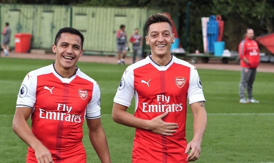 HLV Wenger lần đầu thừa nhận bán Ozil và Sanchez!