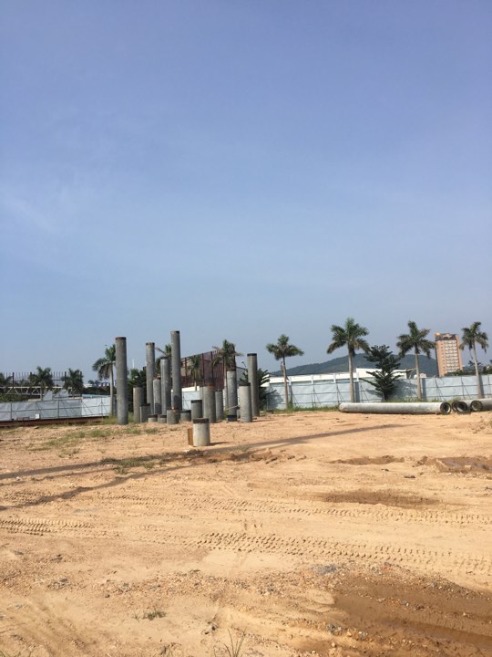 Thực tế, trái với phối cảnh dự án hoành tráng, khu đất xây dựng mới chỉ là bãi đất trống với ngổn ngang cọc khoan thử nghiệm.