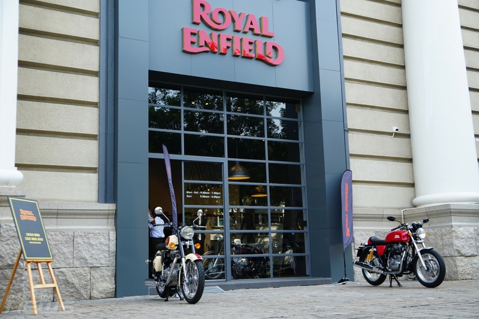 Showroom Royal Enfield đầu tiên tọa lạc tại tòa nhà Saigon Paragon, số 3 Nguyễn Lương Bằng, khu vực trung tâm Quận 7