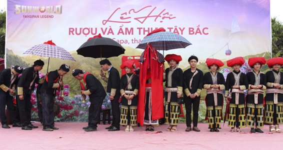 Tái hiện đám cưới Dao đỏ tại lễ hội rượu và ẩm thực Tây Bắc