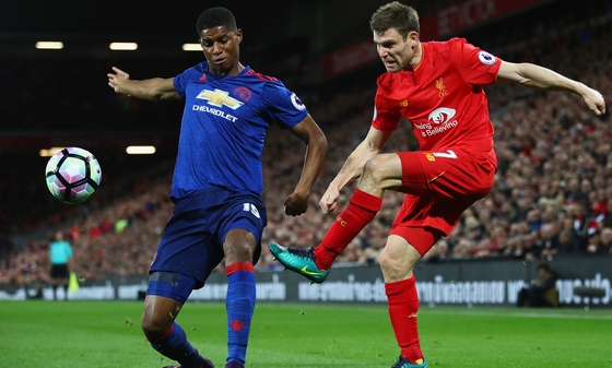 Liverpool (phải) đang khao khát giành điểm trước Man Utd
