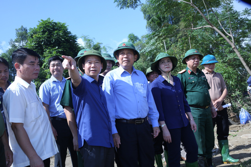 Chủ tịch UBND tỉnh Yên Bái Đỗ Đức Duy báo cáo khái quát tình hình với Phó Thủ tướng. Ảnh: VGP