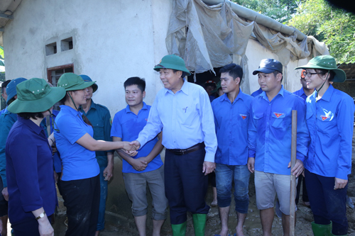Phó Thủ tướng Trương Hòa Bình động viên các lực lượng tham gia khắc phục hậu quả mưa lũ.