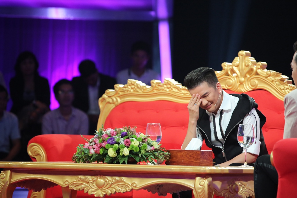 Do nợ nần, bố mẹ anh đã phải bán đi căn nhà đang trú ngụ để bươn chải với cuộc sống túng thiếu. Hằng đêm phải nghe những trận cãi vã của cha mẹ là nỗi ám ảnh đối với Đàm Vĩnh Hưng. Và rồi, họ dần cách xa nhau. 