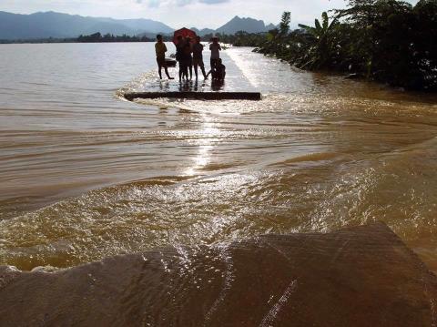 Băn khoăn vỡ hay nước tràn đê Bùi: Giải thích khoa học