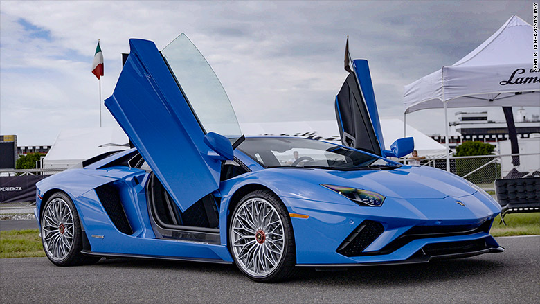 Lamborghini Aventador S có mức giá lệ phí trước bạ lên tới 40 tỷ đồng Ảnh:CNN