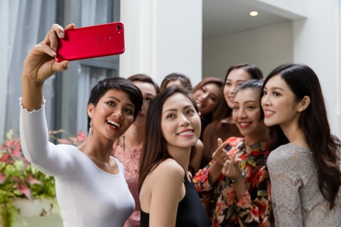 Oppo F5 bất ngờ xuất hiện trên tay các thí sinh Hoa hậu Hoàn vũ 2017