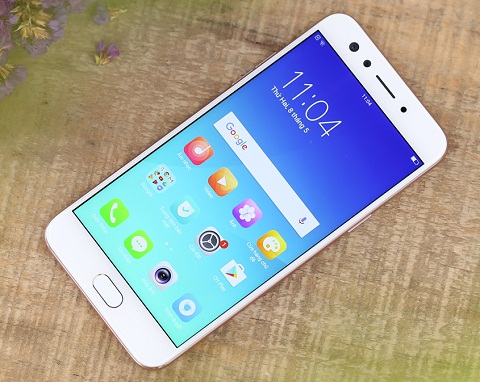 OPPO F3 (6,99 triệu đồng). Điểm cộng đầu tiên phải nói tới smartphone F3 đó là được trang bị cụm camera selfie kép được thừa hưởng từ F3 Plus. Đây cũng chính là yếu tố mà sản phẩm hấp dẫn các tín đồ “mê” chụp ảnh. OPPO F3 có một camera selfie 16 MP với nhiều chế độ làm đẹp cùng một camera góc rộng 8 MP cho khung hình rộng gấp đôi. Máy được trang bị chip MT6750T, biến thể của 6750 được tùy biến riêng phù hợp với màn hình độ phân giải Full HD, máy sở hữu bộ nhớ trong 64 GB cùng 4 GB RAM.