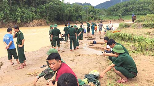 Dùng máy dò kim loại tìm ôtô mất tích trong lũ cùng hai sĩ quan
