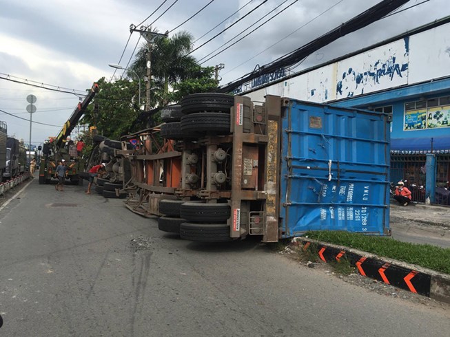 Container lật nhào, người đi đường tháo chạy