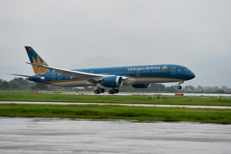 Máy bay Vietnam Airlines hạ cánh khẩn cấp cứu hành khách