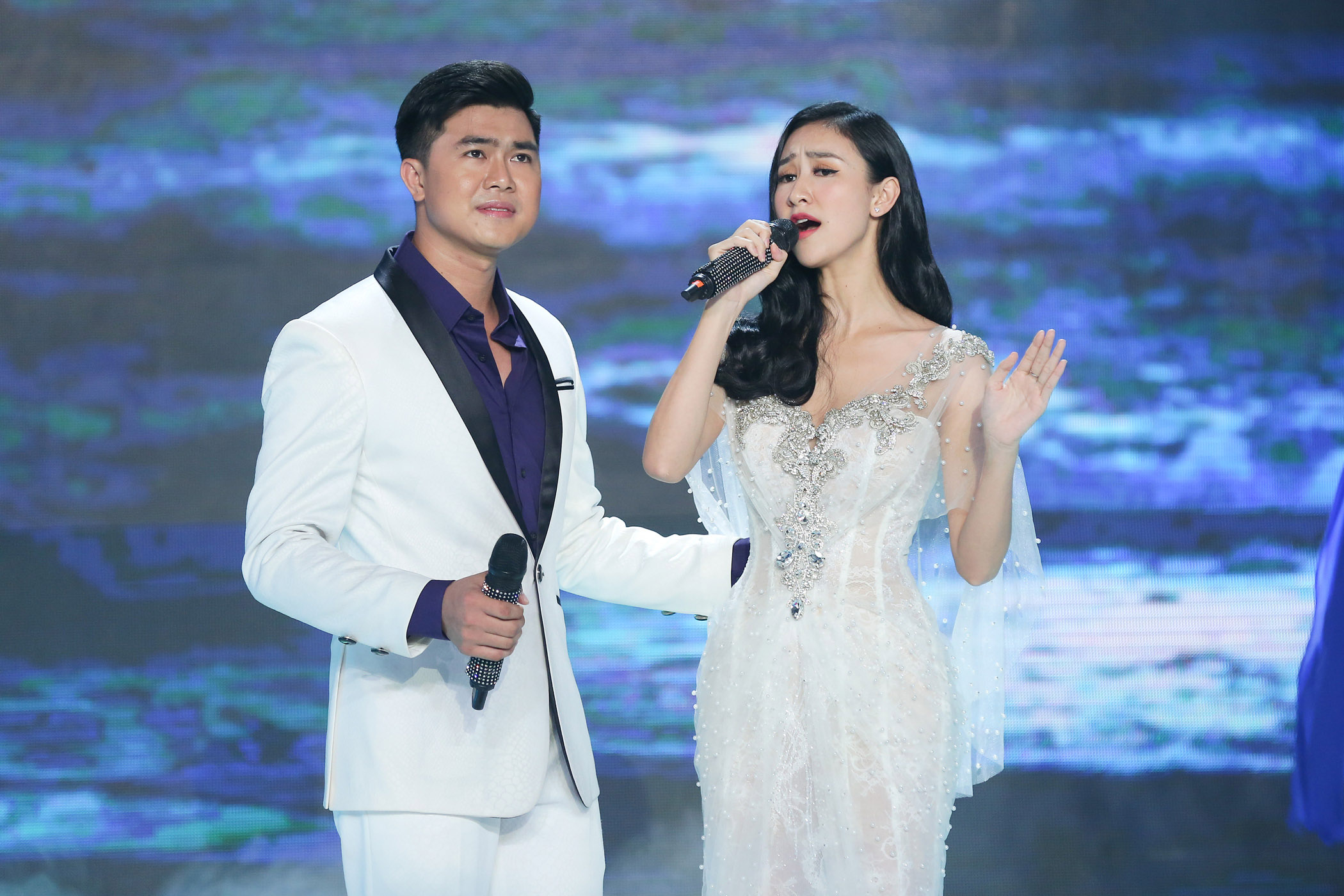 Hà Thu cho biết cô rất thích hát song ca để bài hát tình cảm và dễ thương hơn. Tuy nhiên, để thể hiện sự tình tứ với bạn diễn giống như nội dung bài hát, với Hà Thu lại không hề dễ dàng. 