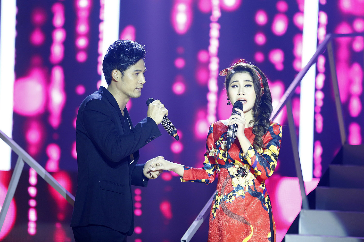 Nam diễn viên, người mẫu Thanh Thức song ca cùng ngọc nữ bolero Tố My ca khúc Không bao giờ quên anh (sáng tác: Hoàng Trang). 