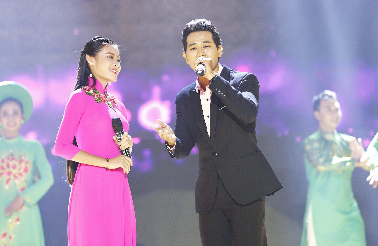 Diễn viên Huỳnh Đông song ca cùng Quán quân Solo cùng Bolero 2016 Quỳnh Như ca khúc Đám Cưới Đầu Xuân. 